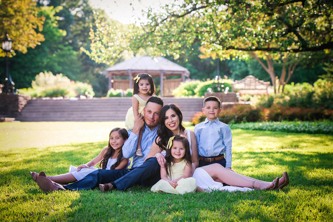 Professional family portrait shoot in the park