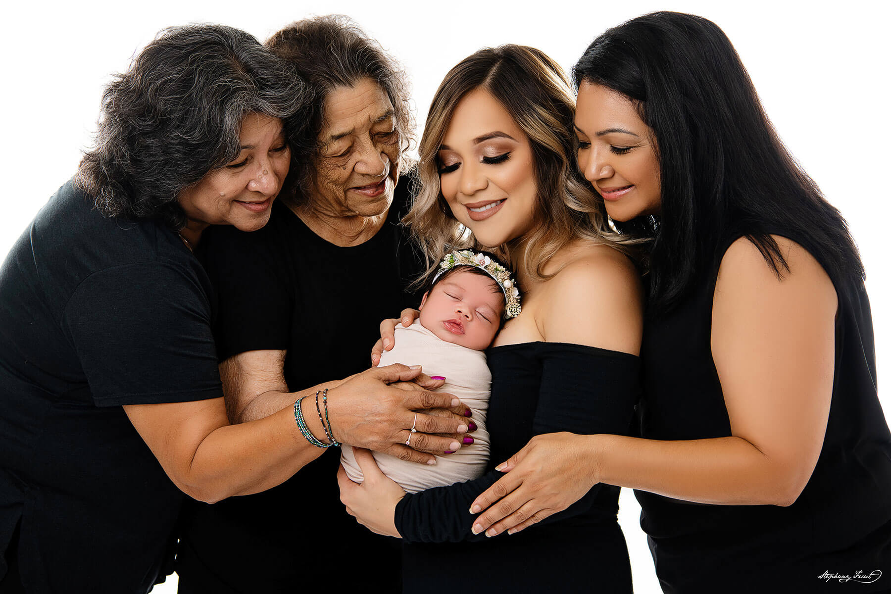 5 generations of women family photo session by the Dallas family photographer Stephany Ficut