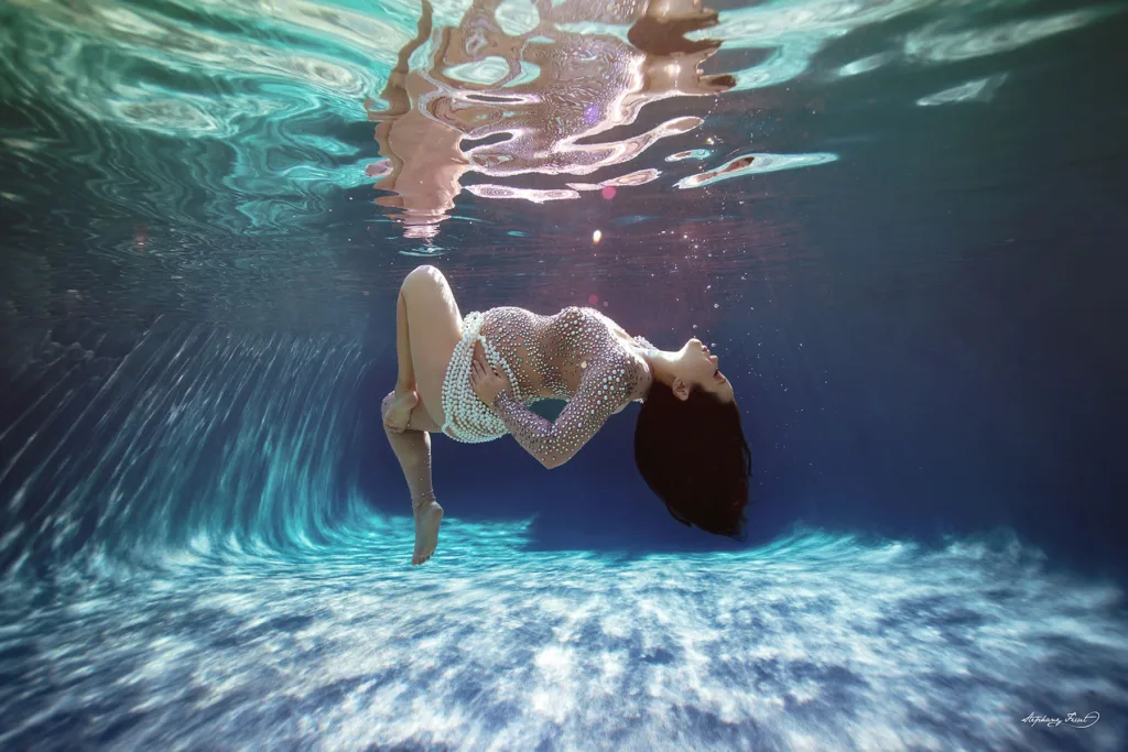 Underwater maternity maternity photo shoot in Dallas, Texas by Stephany Ficut Photography with elegant gowns